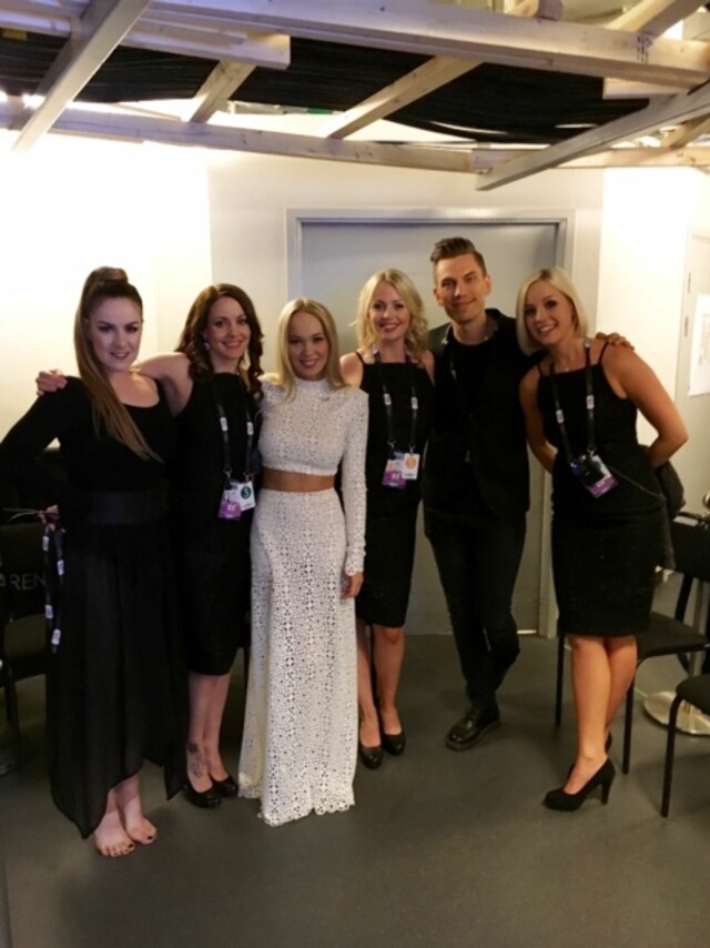 ET GODT TEAM (f.v): Danser Sara Kristine Einbu, korist Ingunn Dalland, Agnete Johnsen og koristene Charlotte Bredesen, Gabriel Alares og Nicoline Berg Kaasin var fornøyde backstage etter onsdagens siste Eurovision-prøver. Foto: Stig Karlsen/ NRK ET GODT TEAM (f.v): Danser Sara Kristine Einbu, korist Ingunn Dalland, Agnete Johnsen og koristene Charlotte Bredesen, Gabriel Alares og Nicoline Berg Kaasin var fornøyde backstage etter onsdagens siste Eurovision-prøver. Foto: Stig Karlsen/ NRK